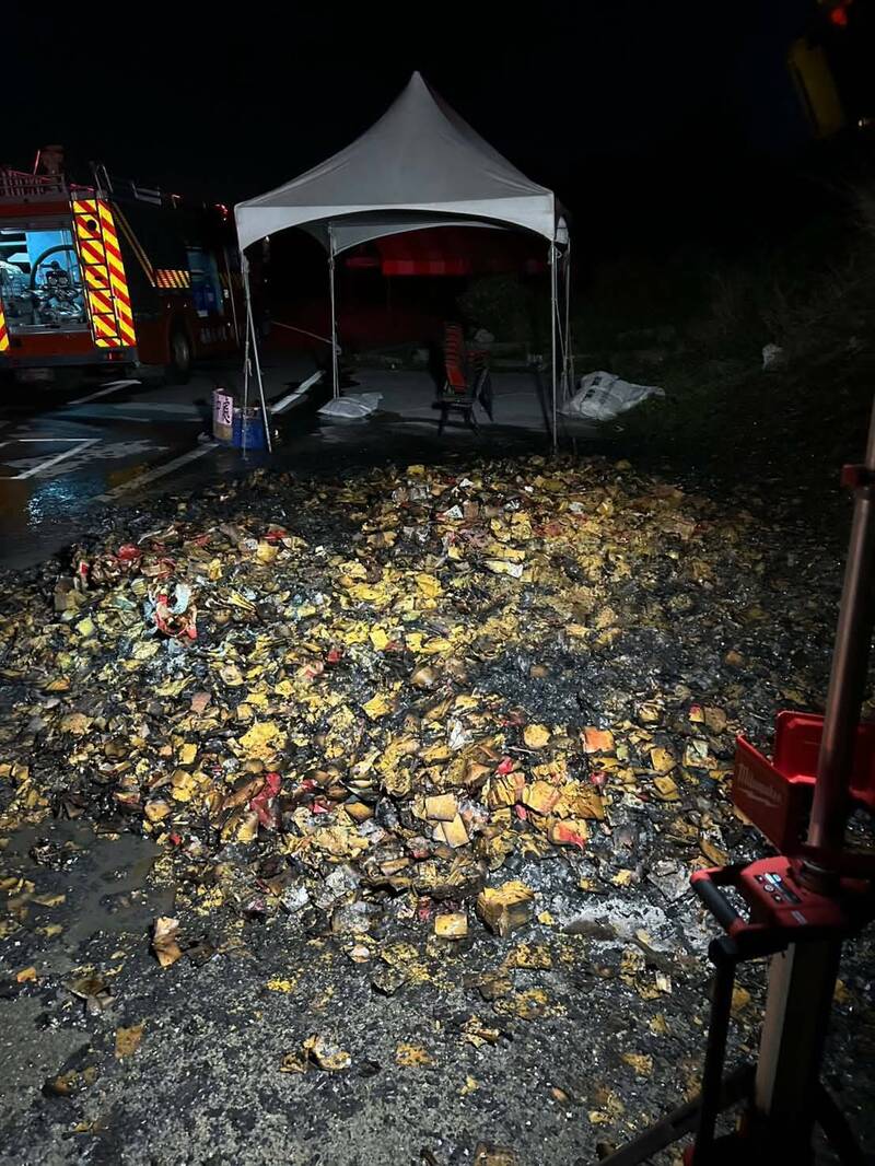 消防人车到场出水迅速扑灭火势，未造成延烧。（消防提供）