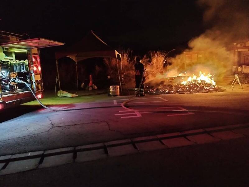 苗栗县消防局苑里分队晚间8点43分接获报案，苑里镇青埔公墓有大量金纸燃烧，出动水箱车灌救。（消防提供）