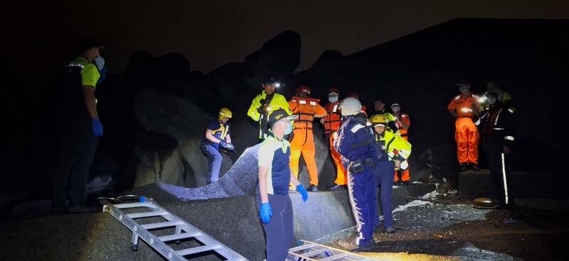 海洋大学电机一馆前堤外消波块，晚间被人发现1具浮尸卡在消波块间。（记者林嘉东翻摄）