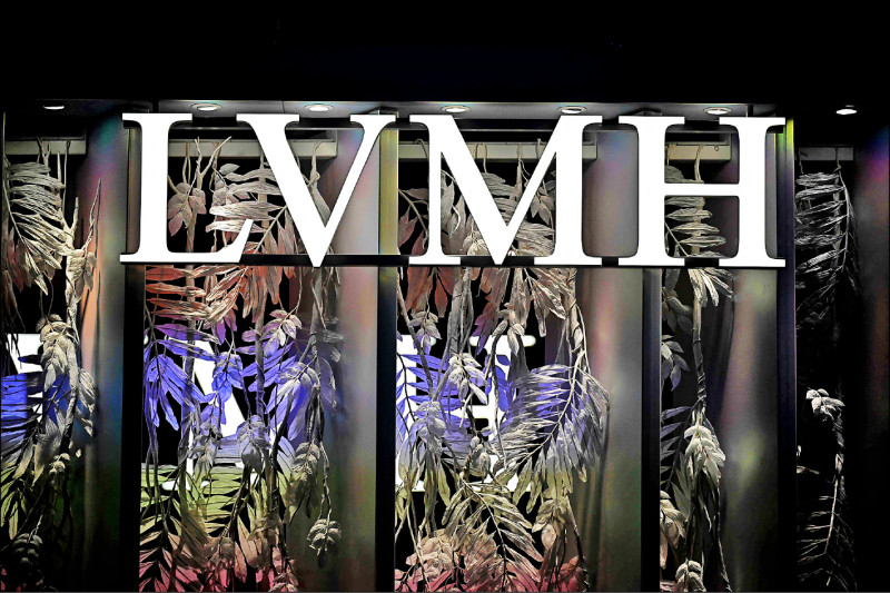 中英對照讀新聞》European luxury groups hedge bets on predicting China comeback歐洲精品集團對中國市場復甦的預測持保留態度