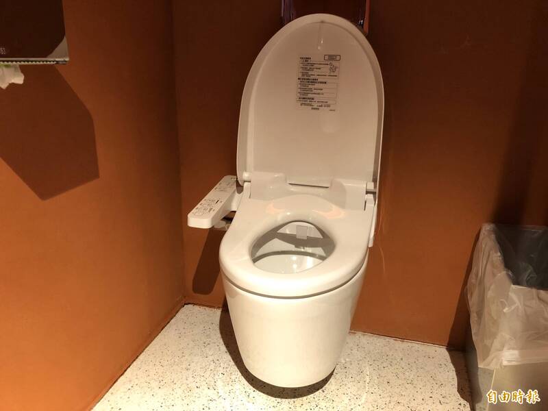 男友上廁所「這舉動」好意外！女友讚「發現新大陸」： 更愛他了