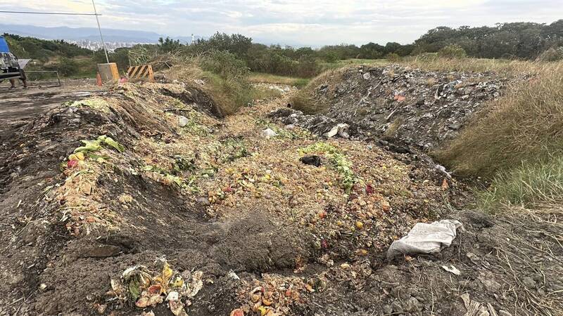 議員質疑台中廚餘就地掩埋曝曬 網批：有如偷倒廢棄物集團