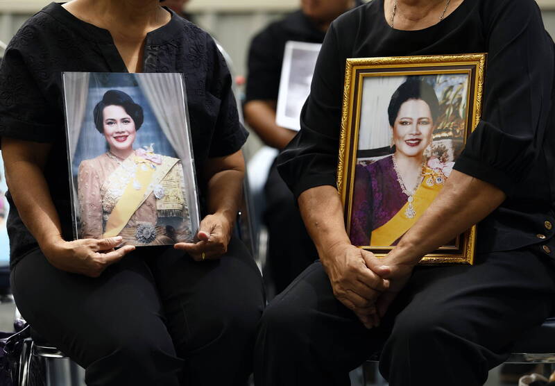 泰国政府宣布,政府机关、国营企业及教育机构下半旗,官员与公务人员穿戴哀悼服1年,呼吁娱乐场所调整活动。(欧新社) 泰国政府宣布,政府机关、国营企业及教育机构下半旗,官员与公务人员穿戴哀悼服1年,呼吁娱乐场所调整活动。(欧新社)