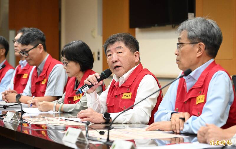 非洲豬瘟中央災害應變中心今天下午舉行記者會。台中梧棲案場非洲豬瘟病毒分離完成，確認為台灣首例，將通報世界動物衛生組織，暫停相關產品輸出。（記者林正堃攝）