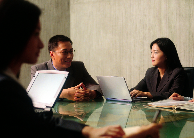 日本男子称呼女同事「酱」构成性骚扰,判赔22万日圆;职场示意图。(情境照) 日本男子称呼女同事「酱」构成性骚扰,判赔22万日圆;职场示意图。(情境照)