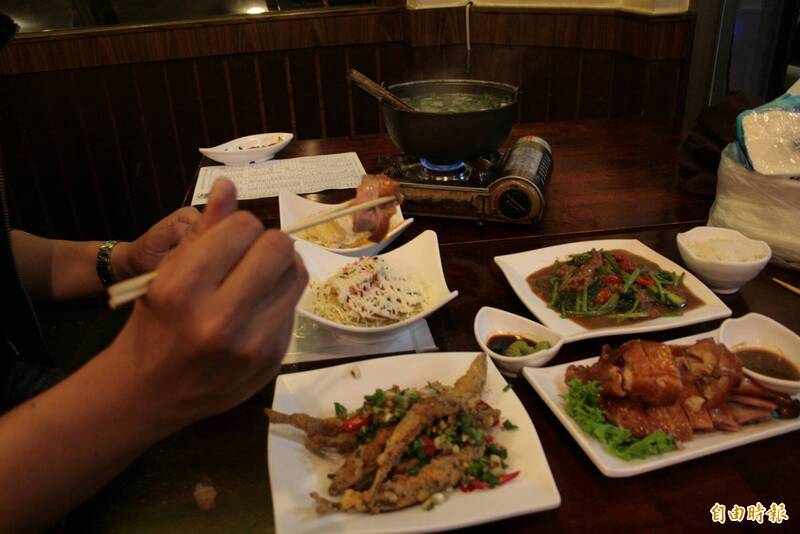 熱炒店不流行了？假日晚餐時段竟免排隊 網猜「這原因」