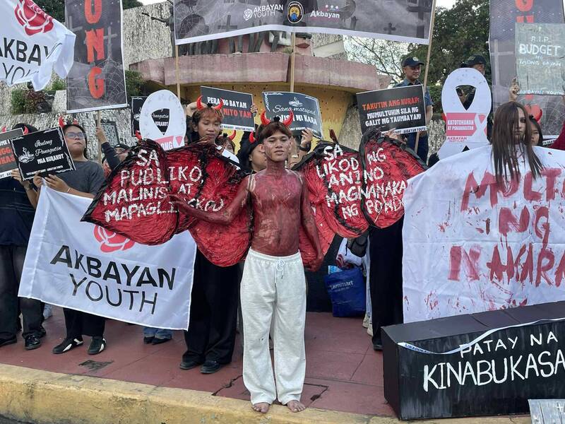 菲律宾学生与青年涌上奎松市乙沙大道,高举标语在「人民力量革命」纪念碑前扮鬼示威,希望「吓退贪污者」。(撷取自Akbayan Youth脸书) 菲律宾学生与青年涌上奎松市乙沙大道,高举标语在「人民力量革命」纪念碑前扮鬼示威,希望「吓退贪污者」。(撷取自Akbayan Youth脸书)