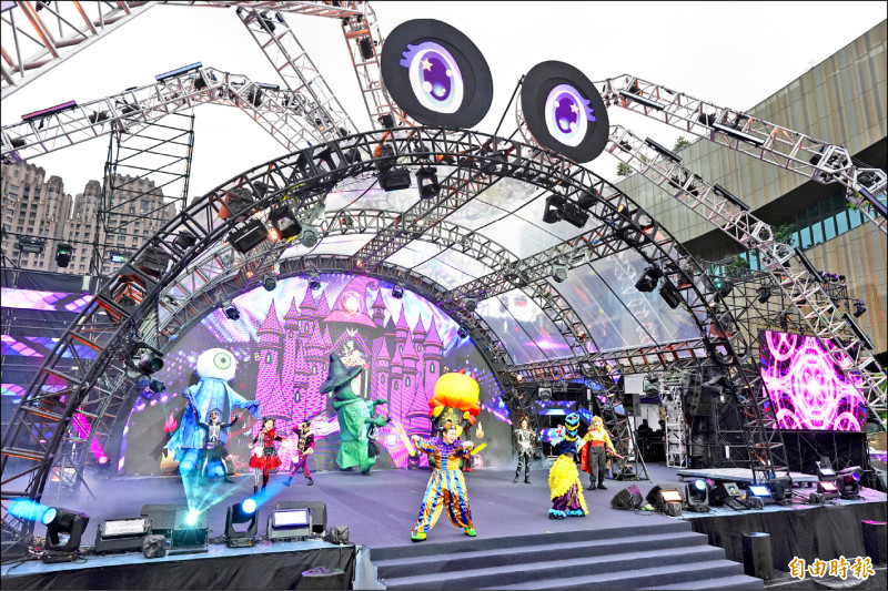 桃園萬聖城13公尺高的「魔幻蜘蛛王」舞台,除了表演活動,每晚都有光影秀。(記者謝武雄攝) 桃園萬聖城13公尺高的「魔幻蜘蛛王」舞台,除了表演活動,每晚都有光影秀。(記者謝武雄攝)