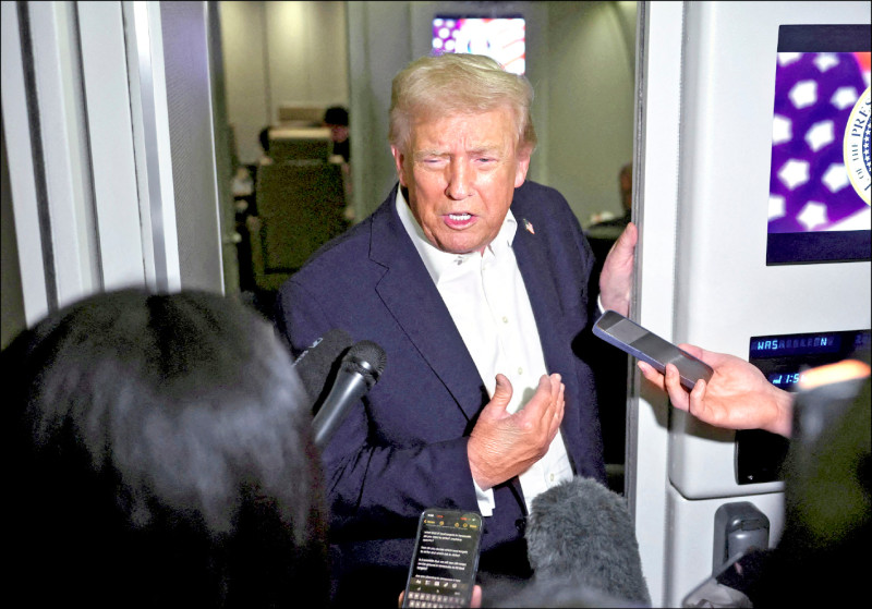 美國總統川普24日晚間展開5天的亞洲訪問行程，出發前與在空軍一號上受訪明確表示，會與中國國家主席習近平談到台灣。（路透）