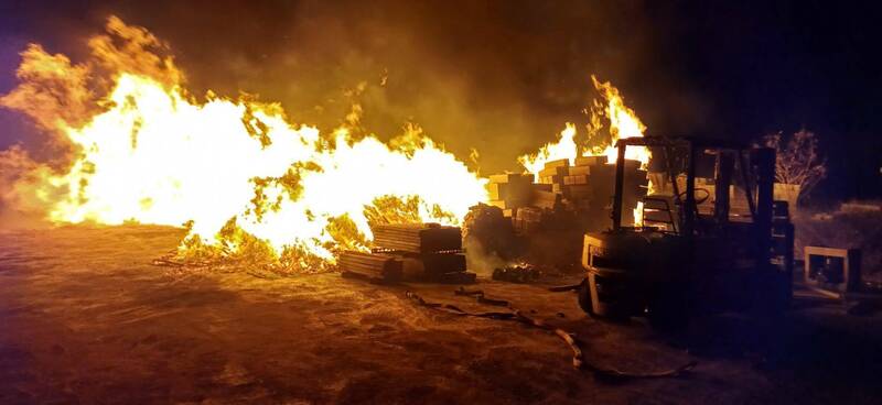 养护中心旁堆置木栈板工地，深夜恶火延烧近4小时。（澎湖县消防局提供）