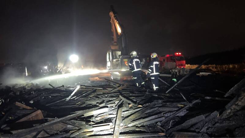 澎湖县消防局出动澎湖本岛6分队，赶往现场驰援灭火。（澎湖县消防局提供）