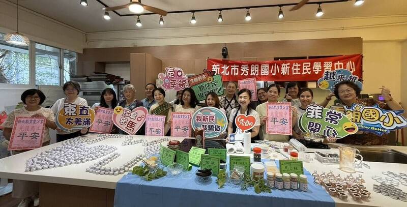新北市秀朗國小新住民手作700份紫雲膏 暖心送花蓮災區傳遞祝福