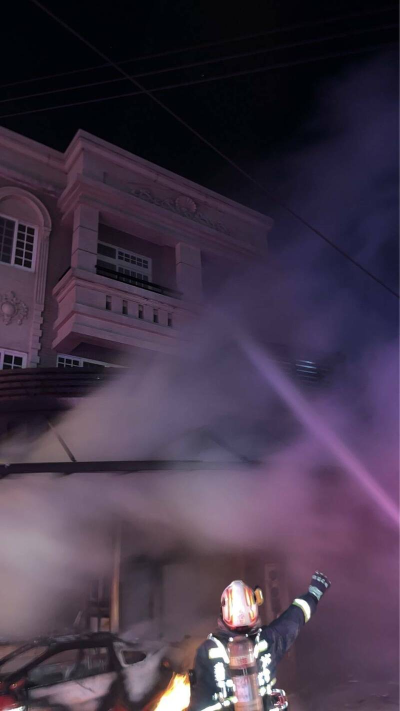 台中市沙鹿区1栋民宅发生火灾，消防人员前往抢救。（图由民众提供）