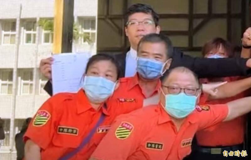 台北市交通义勇警察大队万华中队李姓女干事(图左)与宋姓男书记(图右二,戴眼镜者)等人涉嫌浮报协勤费、暗杠公积金,金额初估约300多万元;图为今年8月25日,万华中队李姓干事等人赴北检召开记者会画面。(资料照) 台北市交通义勇警察大队万华中队李姓女干事(图左)与宋姓男书记(图右二,戴眼镜者)等人涉嫌浮报协勤费、暗杠公积金,金额初估约300多万元;图为今年8月25日,万华中队李姓干事等人赴北检召开记者会画面。(资料照)