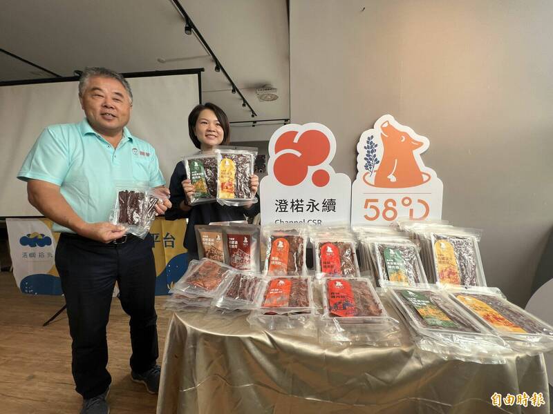 在地區從事肉品加工數十年經驗的圓頭農牧食品有限公司創辦人薛承琛（左一），也肯定業者為熟齡豬農廢再生計畫。（記者吳正庭攝）