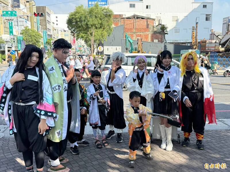 安路上穿著各式萬聖節服裝的民眾。（記者王姝琇攝）