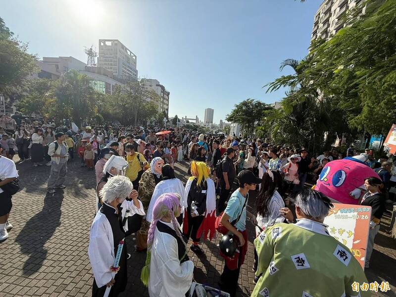 夜行鬼市DJ狂歡派對讓海安路即使還未入夜即已湧現人潮。（記者王姝琇攝）