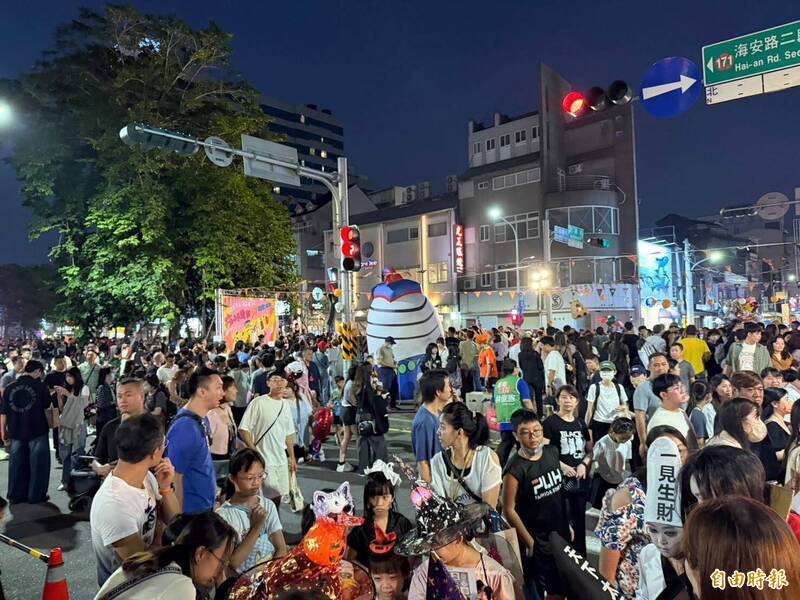 夜行鬼市DJ狂歡派對隨夜幕低垂後吸引更多人潮。（記者王姝琇攝）