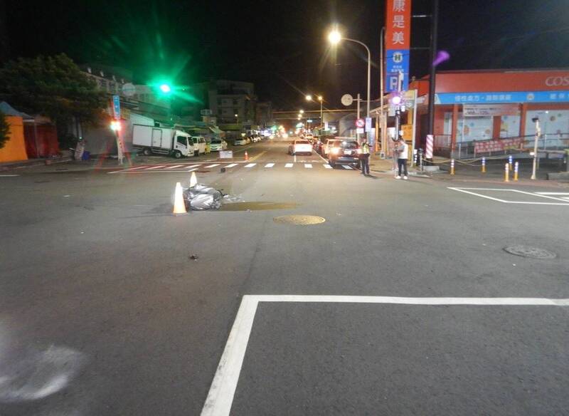 台中市36歲蔡姓駕駛今天凌晨涉嫌東區十甲路與十甲東路口闖紅燈,撞飛邱姓機車騎士致命;圖為發生死亡車禍路口。(民眾提供) 台中市36歲蔡姓駕駛今天凌晨涉嫌東區十甲路與十甲東路口闖紅燈,撞飛邱姓機車騎士致命;圖為發生死亡車禍路口。(民眾提供)