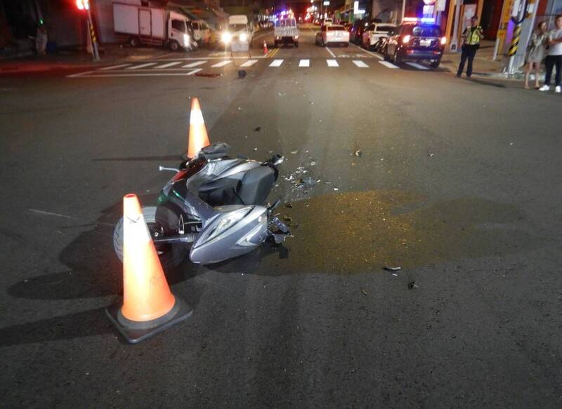 台中市邱姓機車騎士今天凌晨4點多行經東區十甲路與十甲東路口,被涉嫌闖紅燈的奧迪轎車撞飛身亡;圖為邱男的機車。(民眾提供) 台中市邱姓機車騎士今天凌晨4點多行經東區十甲路與十甲東路口,被涉嫌闖紅燈的奧迪轎車撞飛身亡;圖為邱男的機車。(民眾提供)