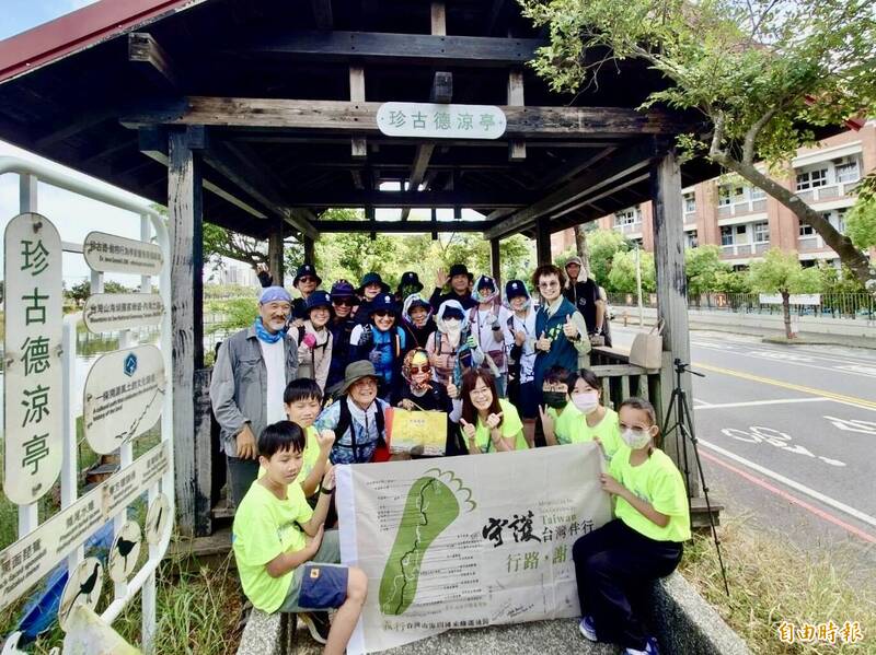 社大台江分校贈送山海圳國家綠道倡議旗給驪江路韓國步道協會。（記者王姝琇攝）