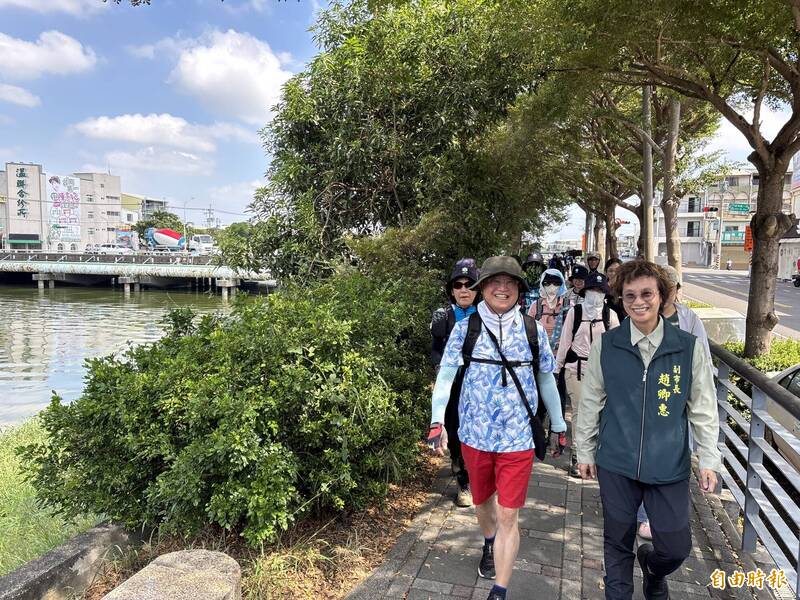 台南市副市長趙卿惠陪同韓國友人走讀山海圳國家綠道內海之路。（記者王姝琇攝）