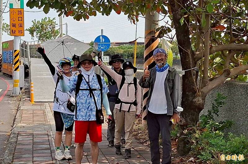 韓國驪江路步道協會成員走訪山海圳國家綠道內海之路進行交流。（記者王姝琇攝）