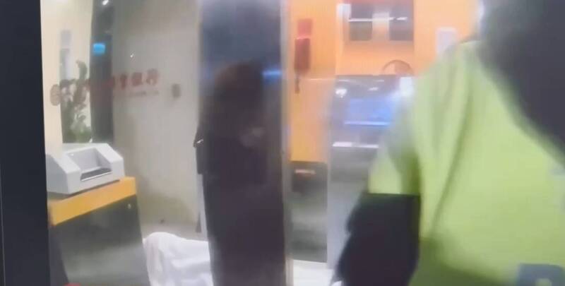 員警巡邏經過銀行ATM時,看見一位民眾蓋著棉被睡覺,隨即敲門欲將其叫醒,但該位民眾並未醒來,因此前往其他地方巡簽,而再次返回時,該位民眾已經離去。(記者陸運鋒翻攝) 員警巡邏經過銀行ATM時,看見一位民眾蓋著棉被睡覺,隨即敲門欲將其叫醒,但該位民眾並未醒來,因此前往其他地方巡簽,而再次返回時,該位民眾已經離去。(記者陸運鋒翻攝)