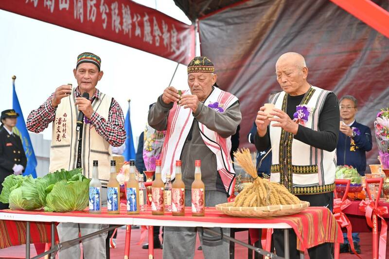 南山消防分队办公厅舍新建工程动土典礼，邀请泰雅族耆老到场祈福。（图由宜兰县府提供）