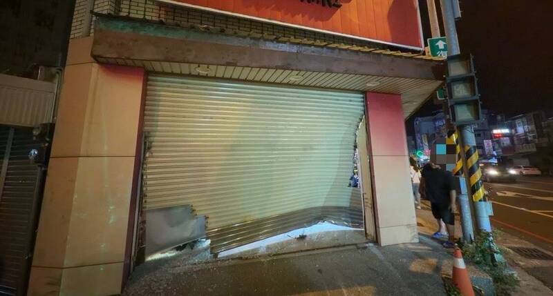 屏东市服饰店铁门被撞坏。（图由屏东警分局提供）