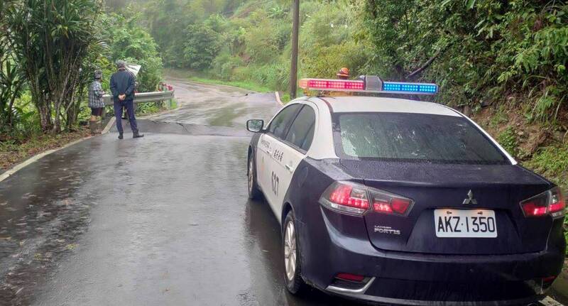 連日大雨造成土石滑落 雙溪道路驚傳崩裂變形