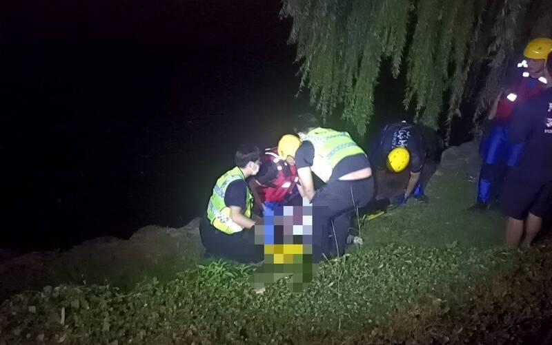 女子经搜救打捞上岸送医，仍宣告不治。（民众提供）