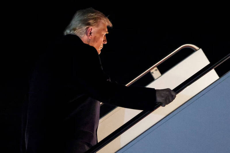 美国总统川普启程展开亚洲行,此行重点是与中国领导人习近平讨论重启贸易关系。(路透) 美国总统川普启程展开亚洲行,此行重点是与中国领导人习近平讨论重启贸易关系。(路透)