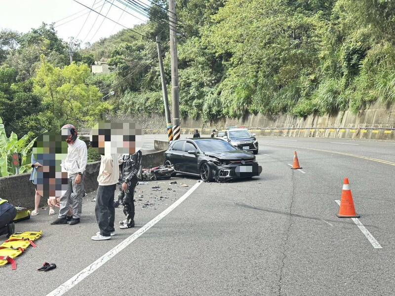 台3线汽、机车相撞，机车骑士伤势严重送医。（民众提供）