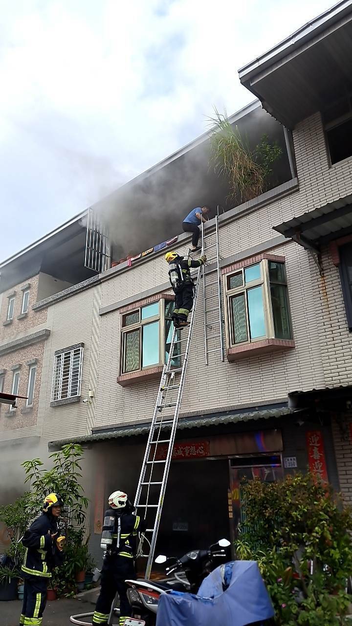 消防员架梯护送受困民众从3楼脱困。(嘉市消防局提供) 消防员架梯护送受困民众从3楼脱困。(嘉市消防局提供)