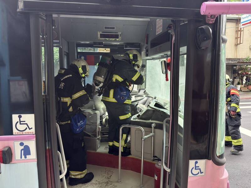 消防局获报派员赶抵时，火势已由司机及乘客持灭火器扑灭，所幸无人伤亡。（记者陆运锋翻摄）