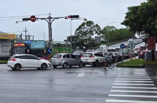 光復節連假收假日國5湧現北返車潮 宜蘭境交流道車輛大排長龍