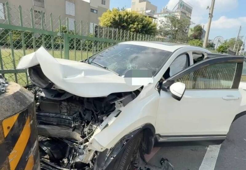 光復連假駕車出遊撞電桿 1家4口送醫、3個月大女嬰不治