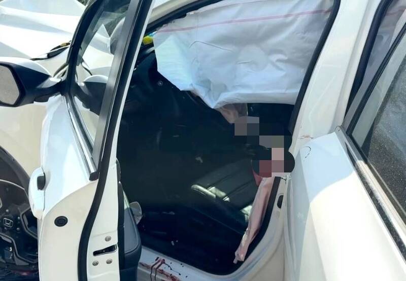 休旅车自撞电线杆护栏，1名女婴伤重不治。（民众提供）