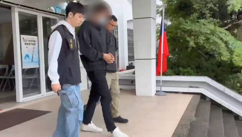 杨女日前疑似在新北市住处开毒趴昏迷,经送医抢救后不治,警方在屋内搜出摇头丸等毒品,先将黄姓男友送办,经追查再将陈姓药头(黑衣)拘提到案移送侦办。(记者陆运锋翻摄) 杨女日前疑似在新北市住处开毒趴昏迷,经送医抢救后不治,警方在屋内搜出摇头丸等毒品,先将黄姓男友送办,经追查再将陈姓药头(黑衣)拘提到案移送侦办。(记者陆运锋翻摄)