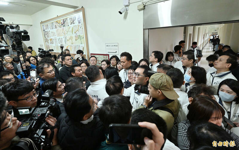 藍強推縮短民調冷靜期 內政部：恐助長不實發布