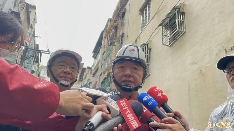 新北市工務局長馮兆麟表示,損害的擋土牆,現階段正在清土、降水壓,預計7至10天告一段落後,再針對擋土牆拆除。(記者黃政嘉攝) 新北市工務局長馮兆麟表示,損害的擋土牆,現階段正在清土、降水壓,預計7至10天告一段落後,再針對擋土牆拆除。(記者黃政嘉攝)