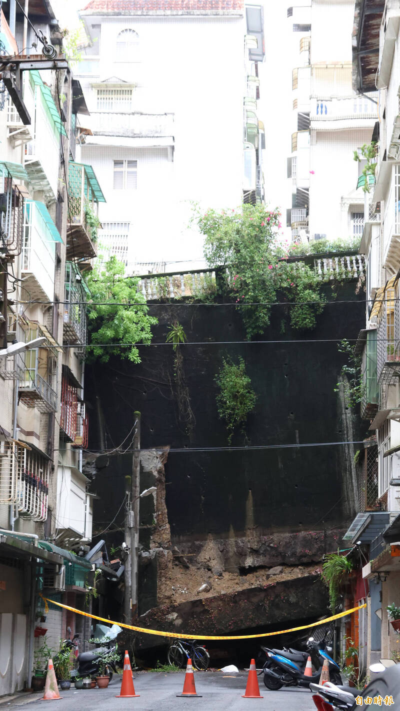 新北市新店區錦秀路49巷底的錦秀社區,昨天清晨上方擋土牆崩塌,目前撤離100多位住戶。(記者黃政嘉攝) 新北市新店區錦秀路49巷底的錦秀社區,昨天清晨上方擋土牆崩塌,目前撤離100多位住戶。(記者黃政嘉攝)