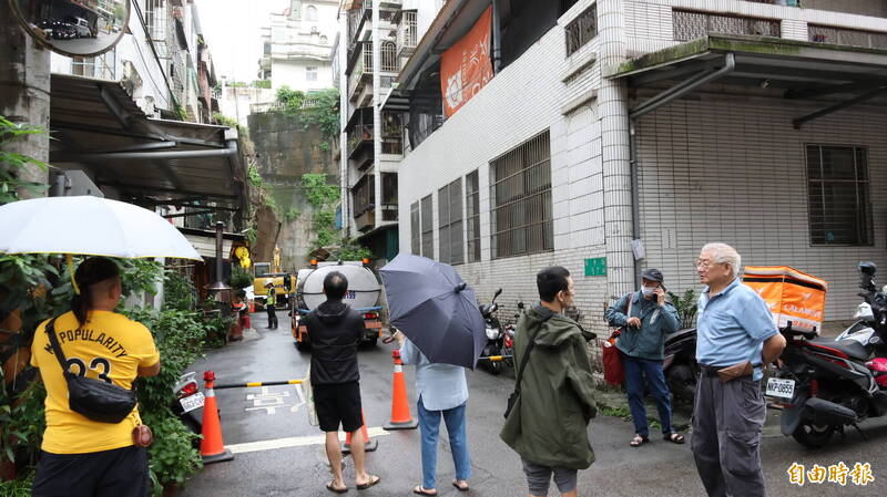 今早錦秀社區多位住戶回來返家拿東西,關心現場狀況。(記者黃政嘉攝) 今早錦秀社區多位住戶回來返家拿東西,關心現場狀況。(記者黃政嘉攝)