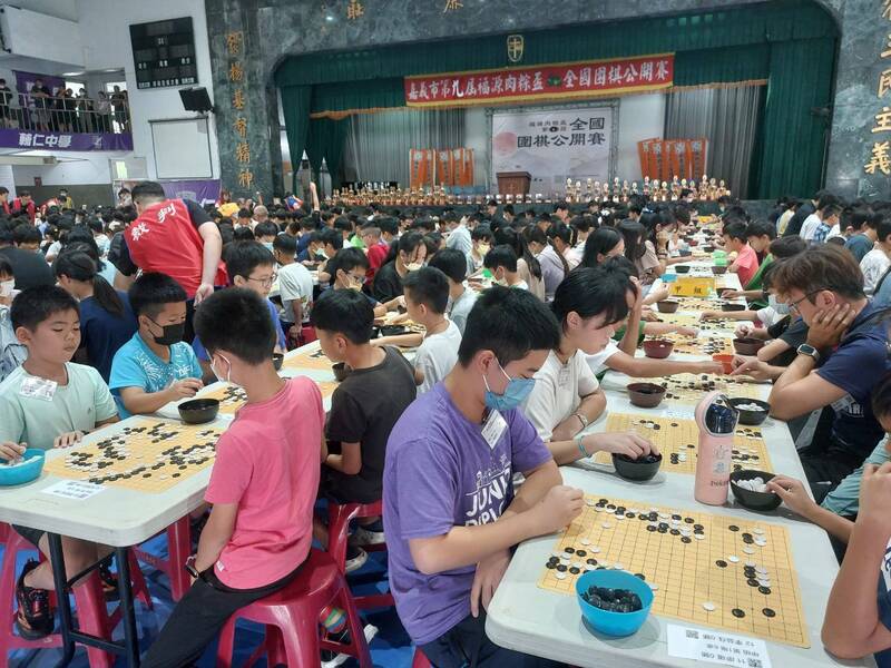 職業5段盧鈺樺到嘉市為「福源肉粽盃圍棋賽」選手加油打氣