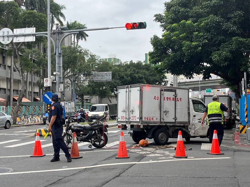 小货车与机车相撞。（记者王冠仁翻摄）