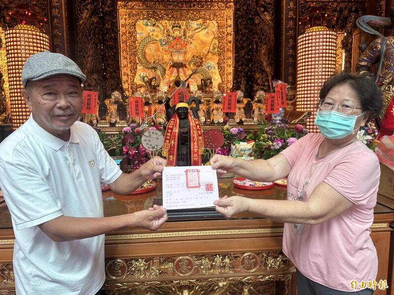 廖大乙(左)為「遊學太子爺」移駕時,將紅包悉數捐給廟方。(記者蔡宗憲攝) 廖大乙(左)為「遊學太子爺」移駕時,將紅包悉數捐給廟方。(記者蔡宗憲攝)