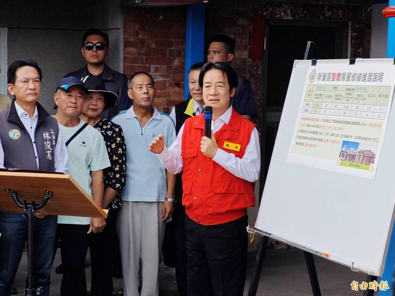 總統賴清德返鄉視察「丹娜絲」風災的復建情形,並宣布會在中央全力促成台南捷運藍線的順利動工。(記者吳俊鋒攝) 總統賴清德返鄉視察「丹娜絲」風災的復建情形,並宣布會在中央全力促成台南捷運藍線的順利動工。(記者吳俊鋒攝)
