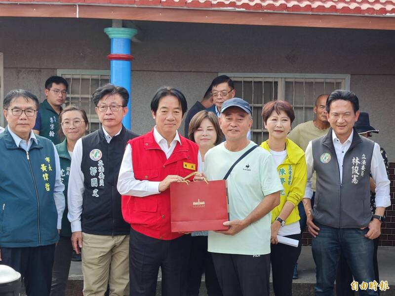 總統賴清德來到台南新營區,視察「丹娜絲」風災的復建情形,並致贈禮物給住戶。(記者吳俊鋒攝) 總統賴清德來到台南新營區,視察「丹娜絲」風災的復建情形,並致贈禮物給住戶。(記者吳俊鋒攝)