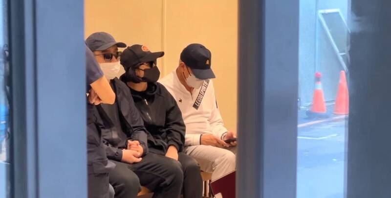 死者陳男父母(右、中)及胞弟偕同檢警相驗。(記者陸運鋒翻攝) 死者陳男父母(右、中)及胞弟偕同檢警相驗。(記者陸運鋒翻攝)